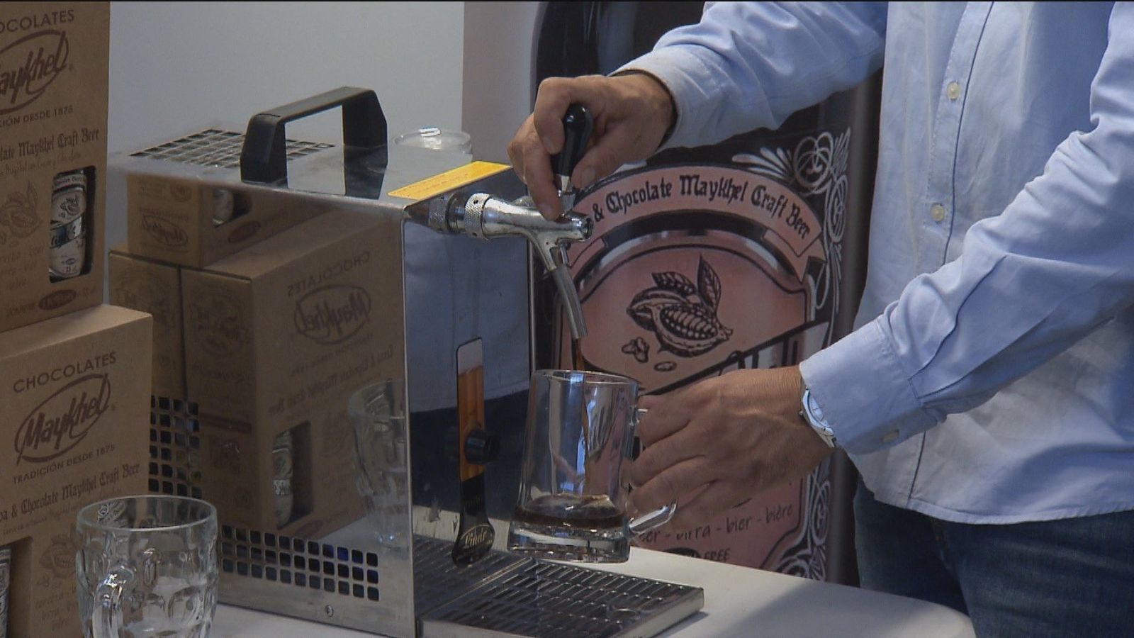 Un artesano madrileño mezcla sus dos pasiones, la cerveza y el cacao