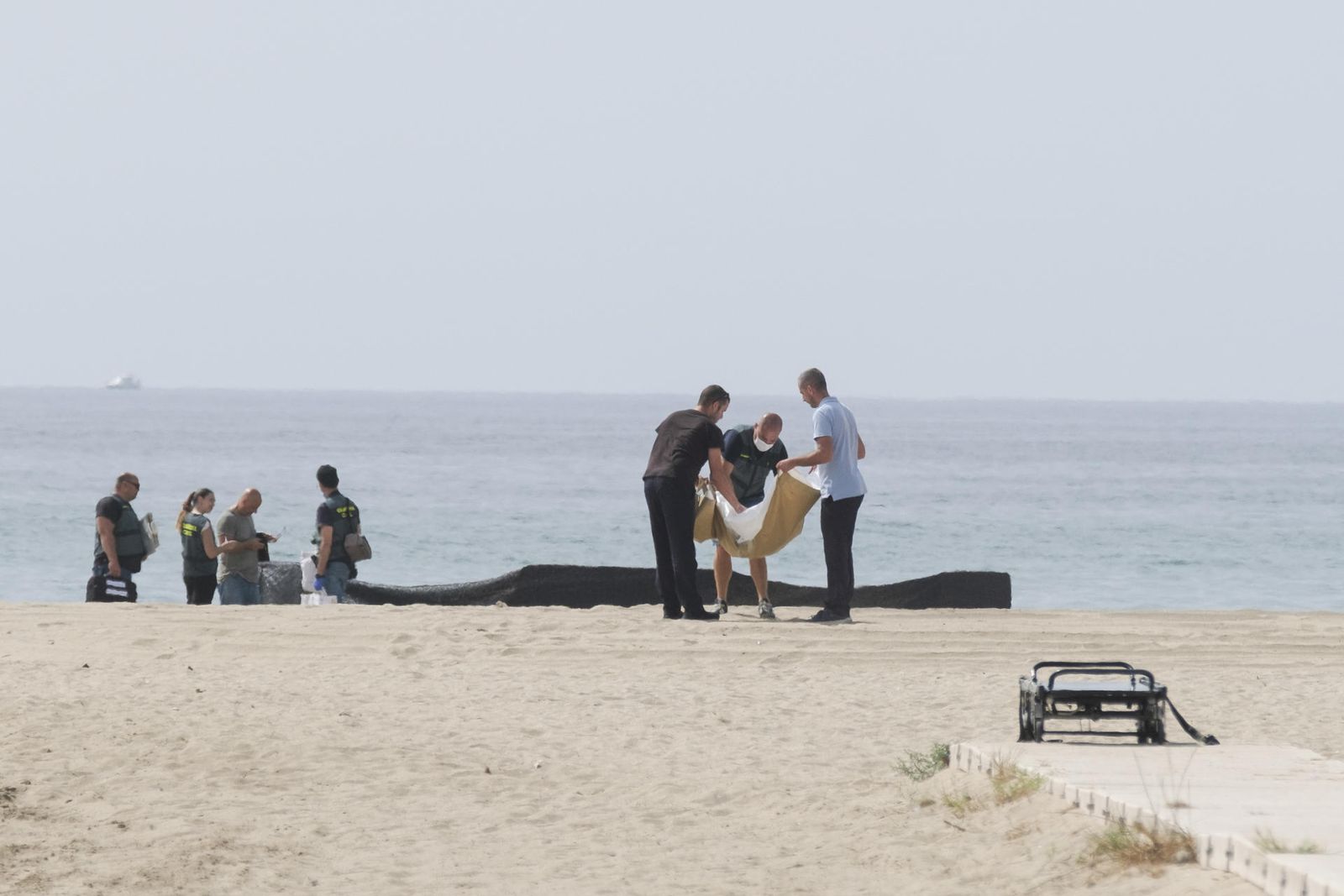 La Guardia Civil investiga el hallazgo del cadáver de un bebé en la playa Costa Daurada de Roda de Berà (Tarragona)