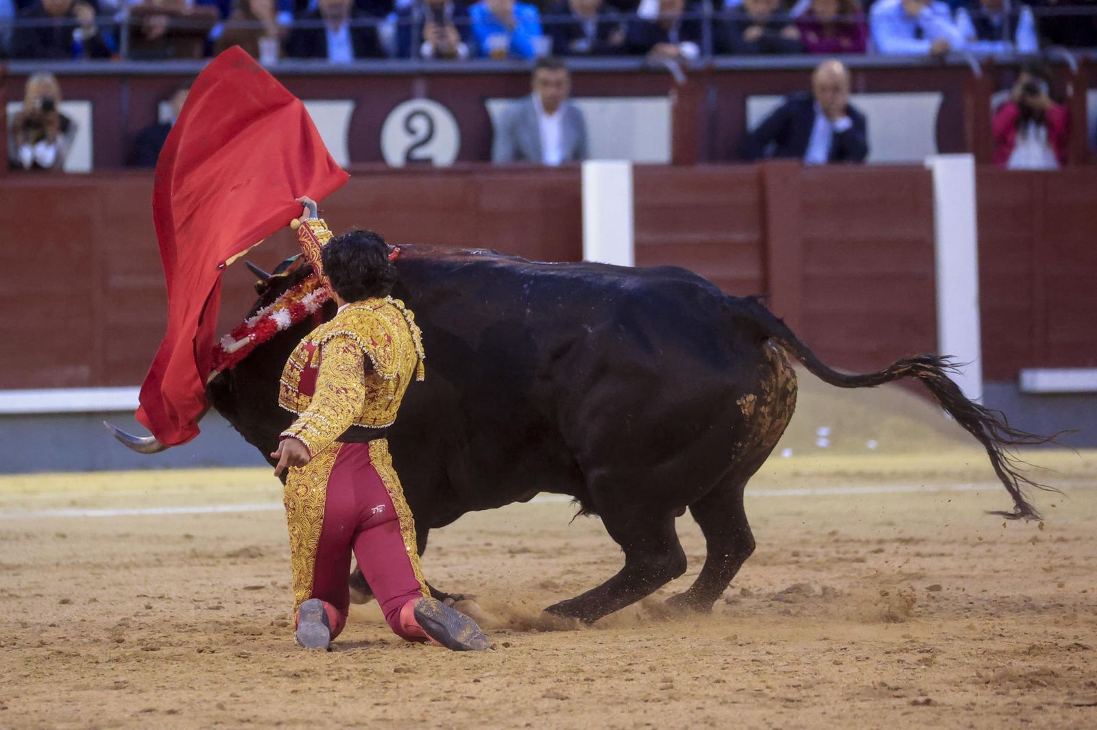 El torero mexicano Isaac Fonseca da un pase a su segundo toro durante el festejo taurino de la Feria San Isidro