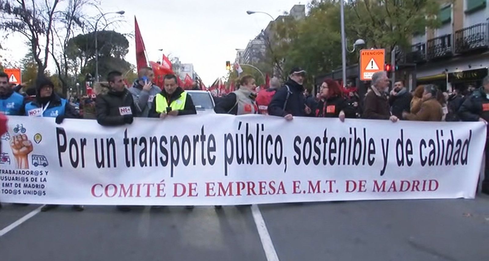 Los trabajadores de la EMT se manifiestan para exigir nuevos conductores