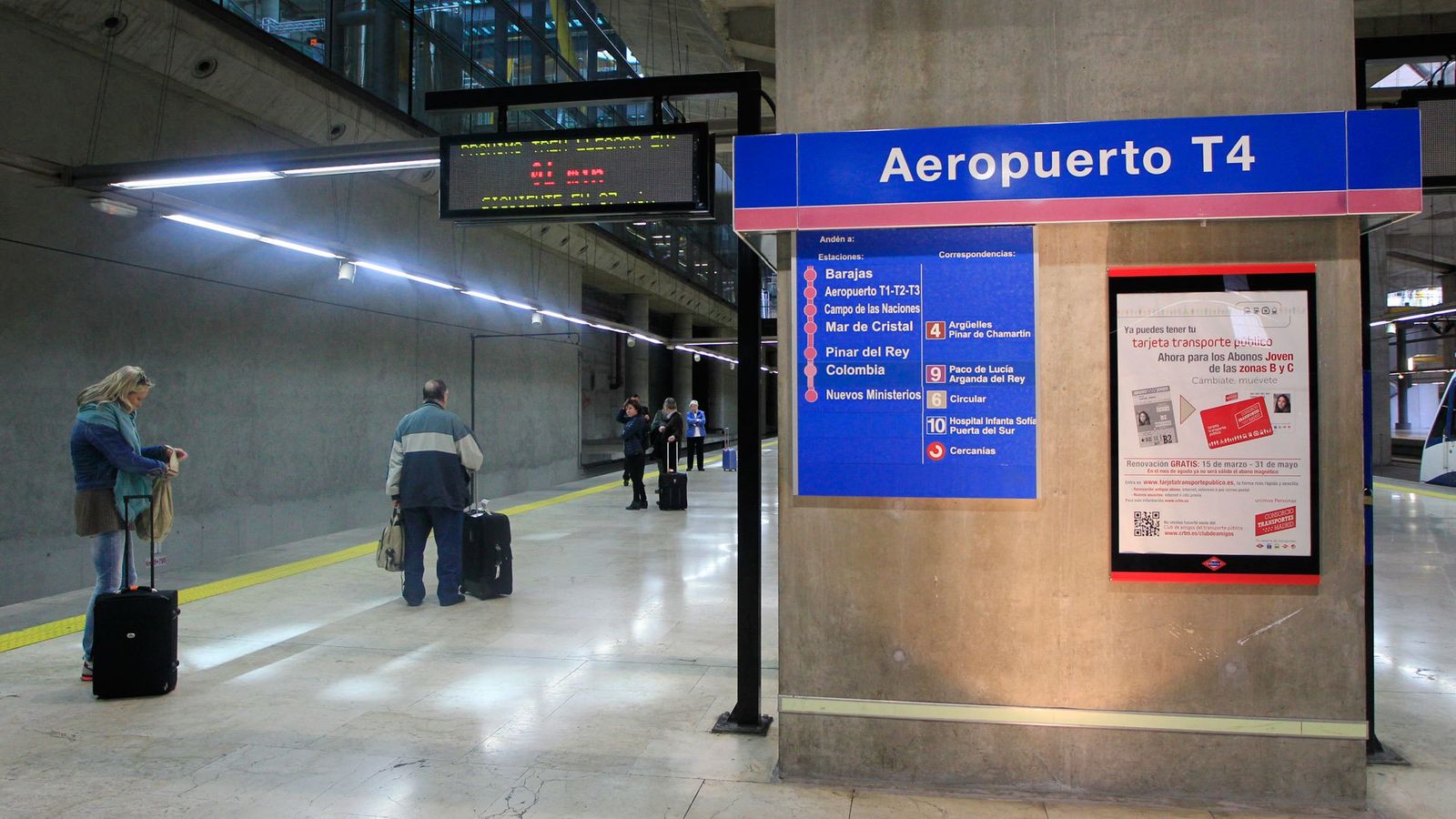 Usuarios del Metro esperan la llegada de un tren en la estación de la T4 del Aerupuerto de Madrid-Barajas
