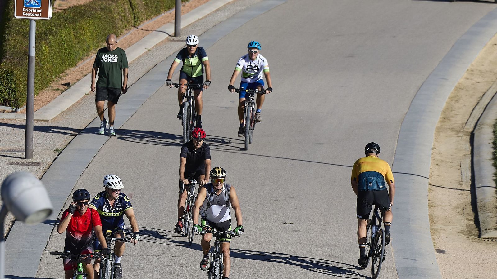 "Como una autovía en hora punta", la aventura de pasear por Madrid Río entre bicis y patinetes, aún más difícil si eres ciego