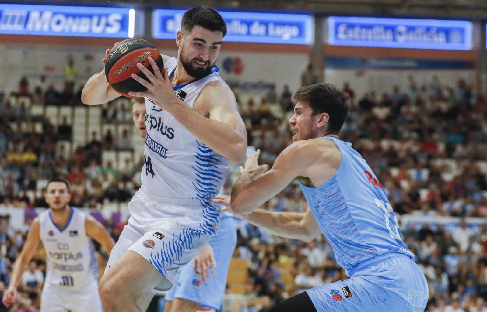 El jugador del Rio Breogán Víctor Arteaga (d) lucha por el balón con Dusan Ristic (i), del Baloncesto Fuenlabrada