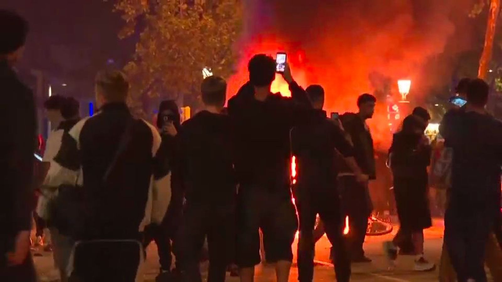 Sánchez calla ante los disturbios de Barcelona y Feijóo avisa: "Han perdido la calle y quieren incendiarla"