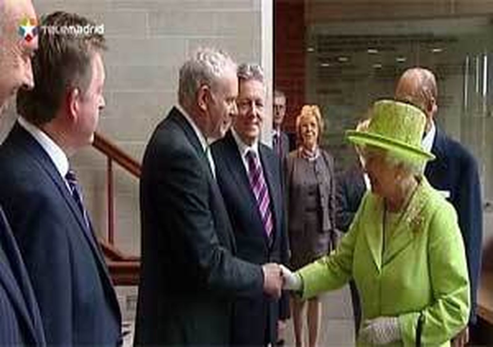 Isabel II y excomandante del  IRA,McGuinness, se dan la mano
