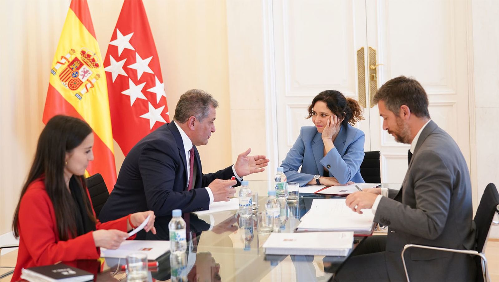 Ayuso y el alcalde de Parla abordan las inversiones en sus servicios públicos