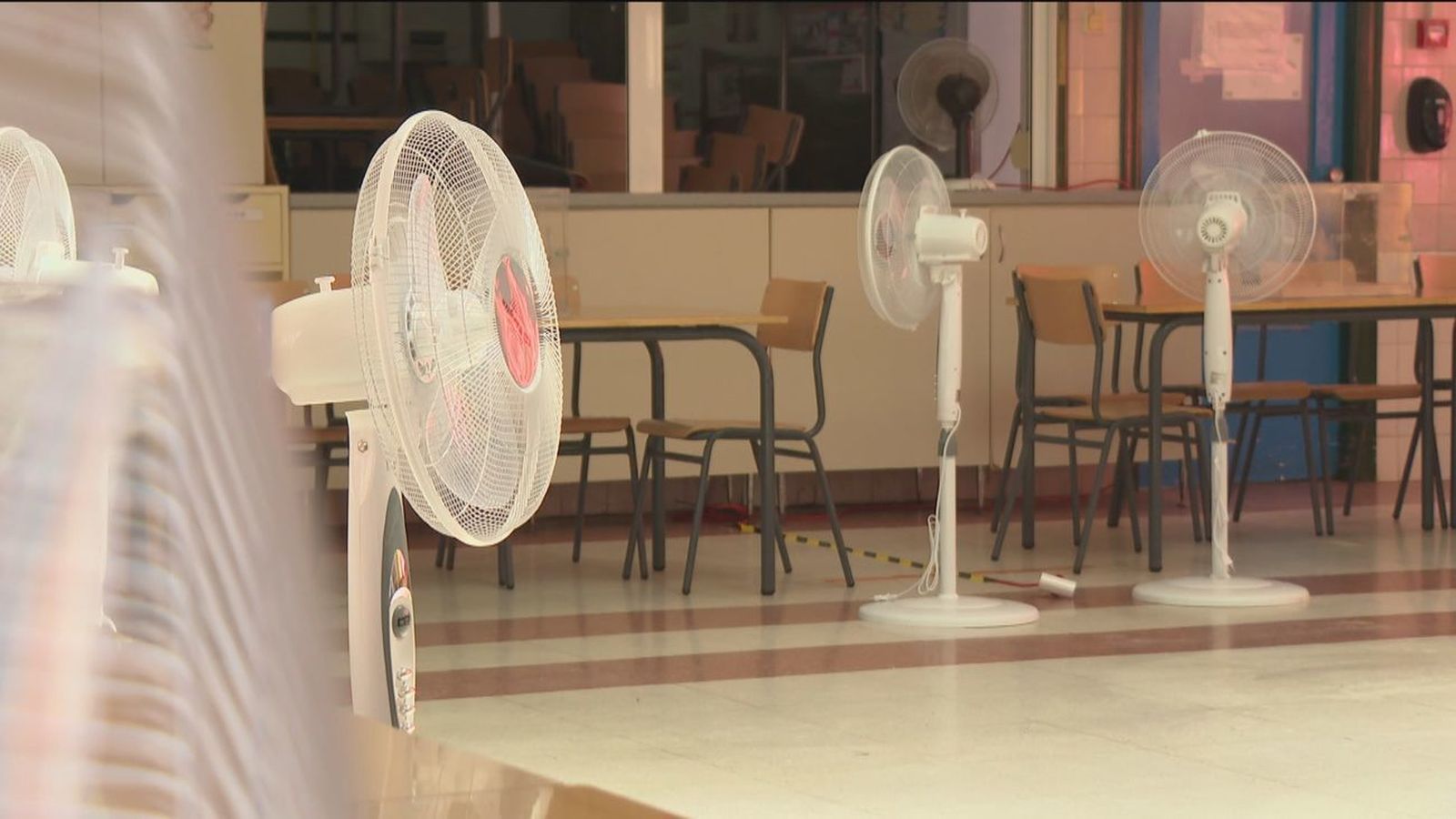 Ventiladores en un colegio de Valdemoro  durante la jornada electoral del 23 de julio de 2023