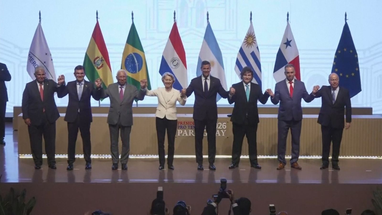 Dirigentes de la UE y Mercosur tras la firma del acuerdo