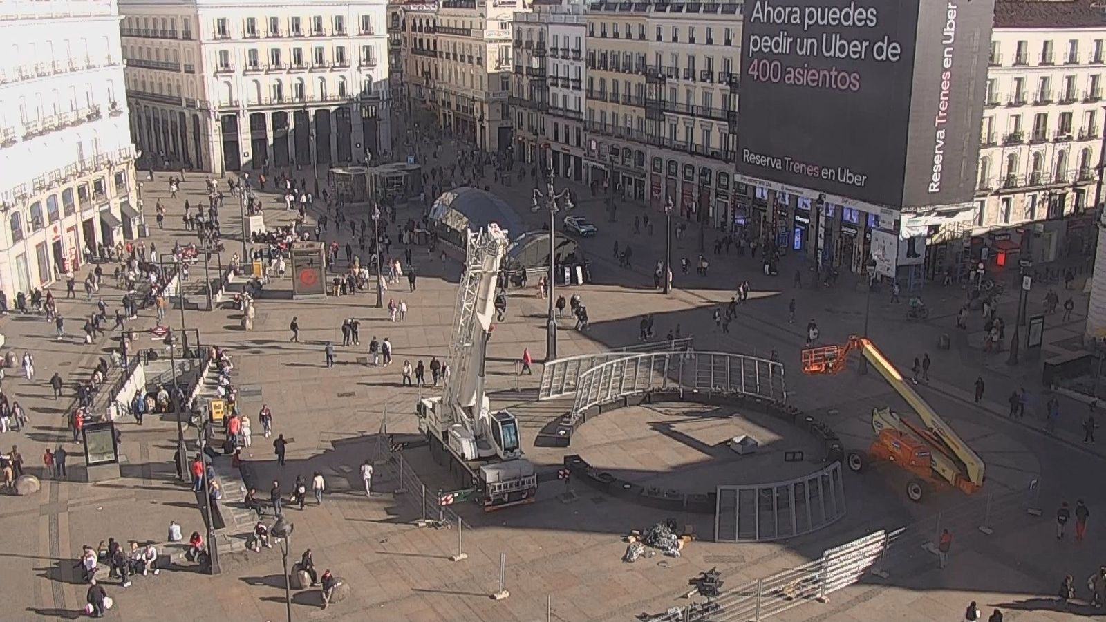 Comienza la instalación del abeto luminoso de la Puerta del Sol