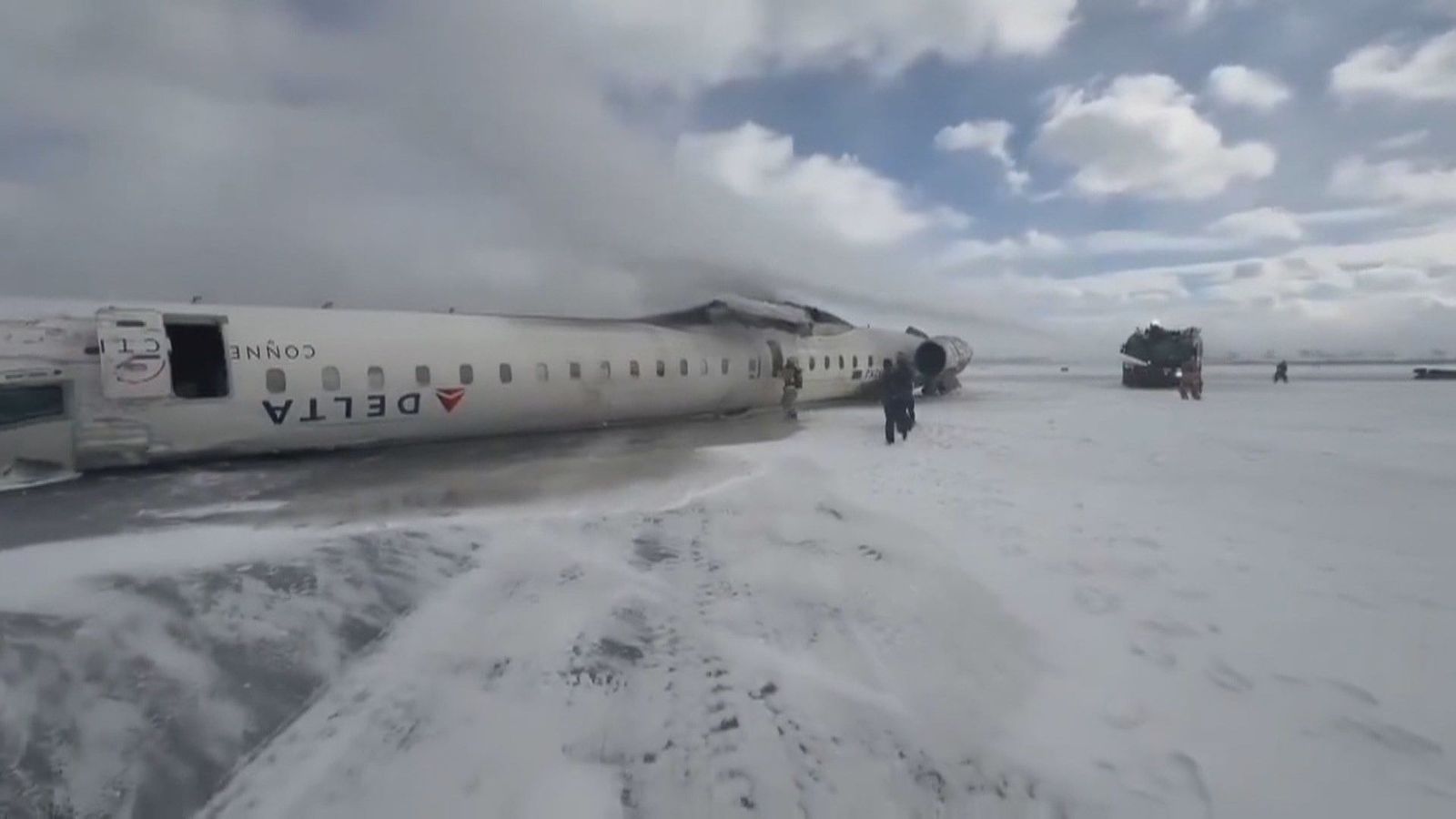 Un avión vuelca al aterrizar en Toronto y deja, al menos, 15 heridos