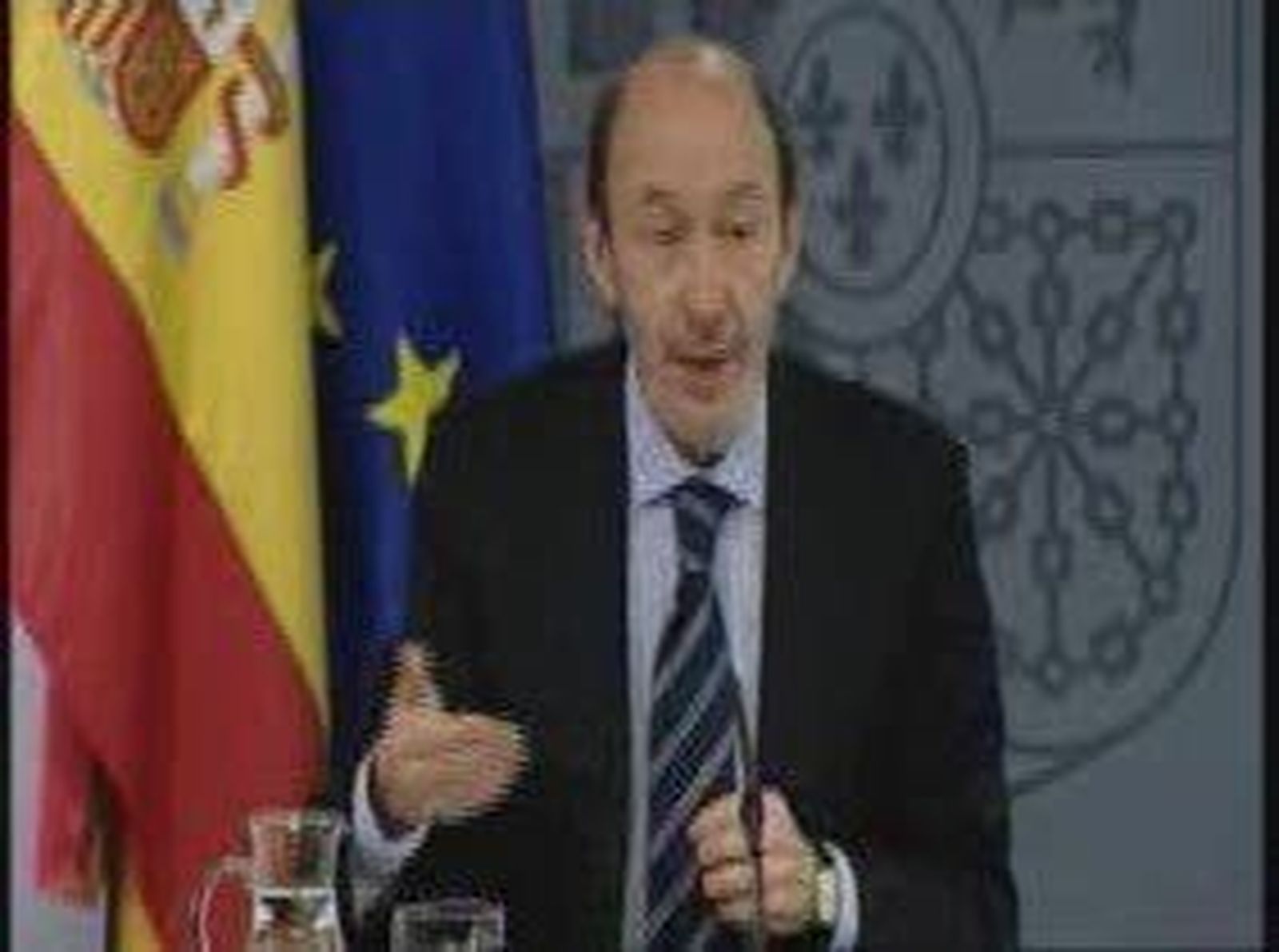 Rubalcaba dice que Aznar  tiene las tripas "atascadas"