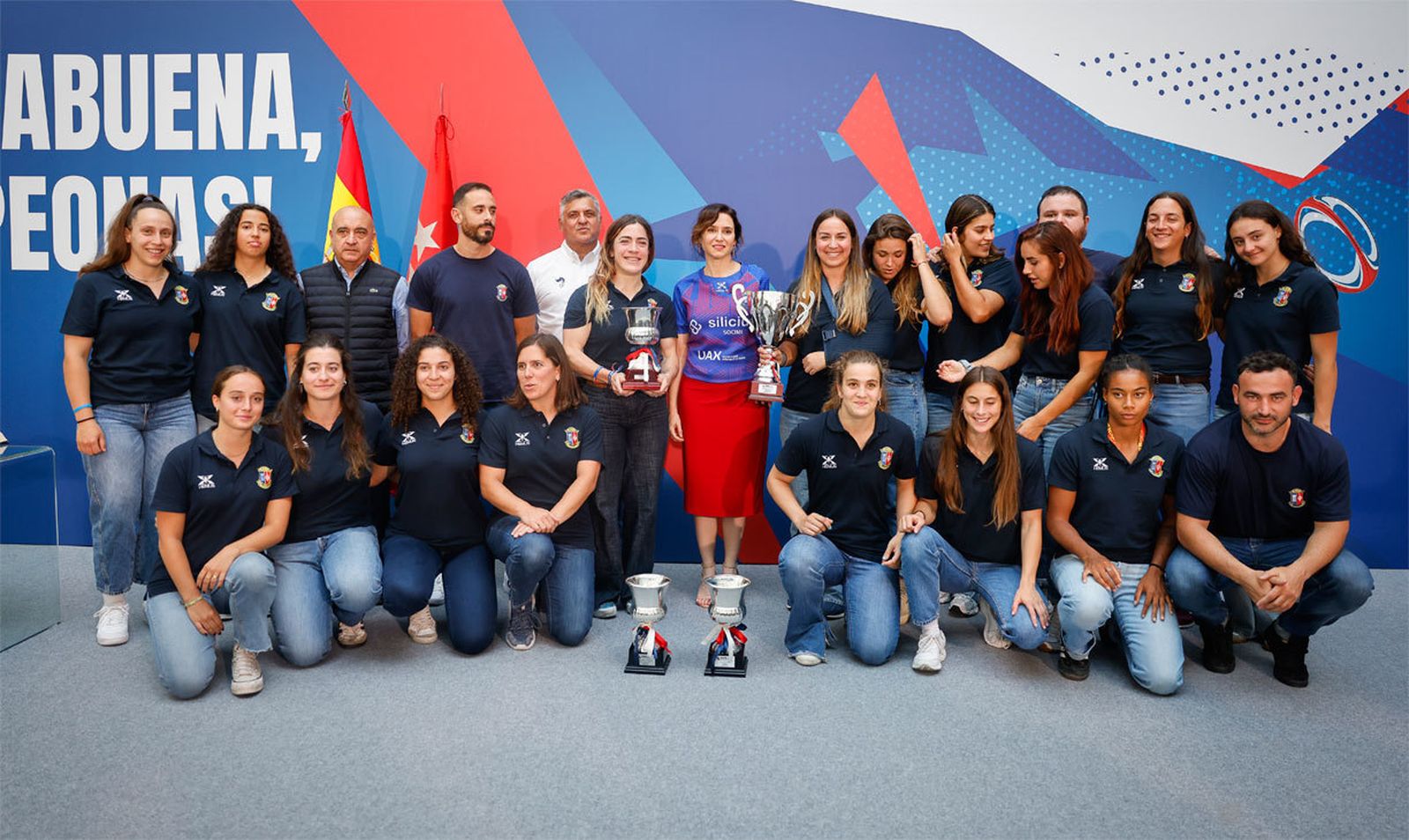 Ayuso recibe y felicita al Silicius Majadahonda de rugby femenino que ha ganado todo lo que ha jugado este año