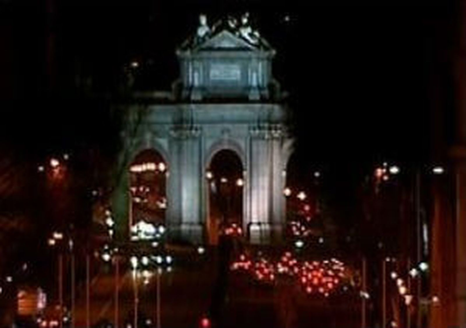 La puerta de Alcalá se apaga