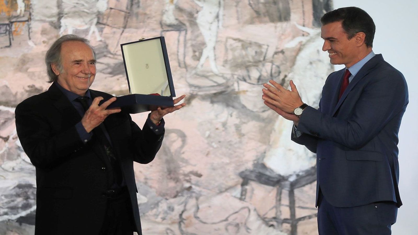 Serrat recibe “emocionado pero muy feliz” la Gran Cruz Alfonso X de manos de Sánchez