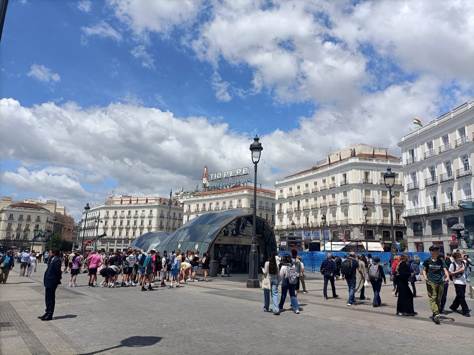 Puerta de acceso a la estación de Cercanías en Sol