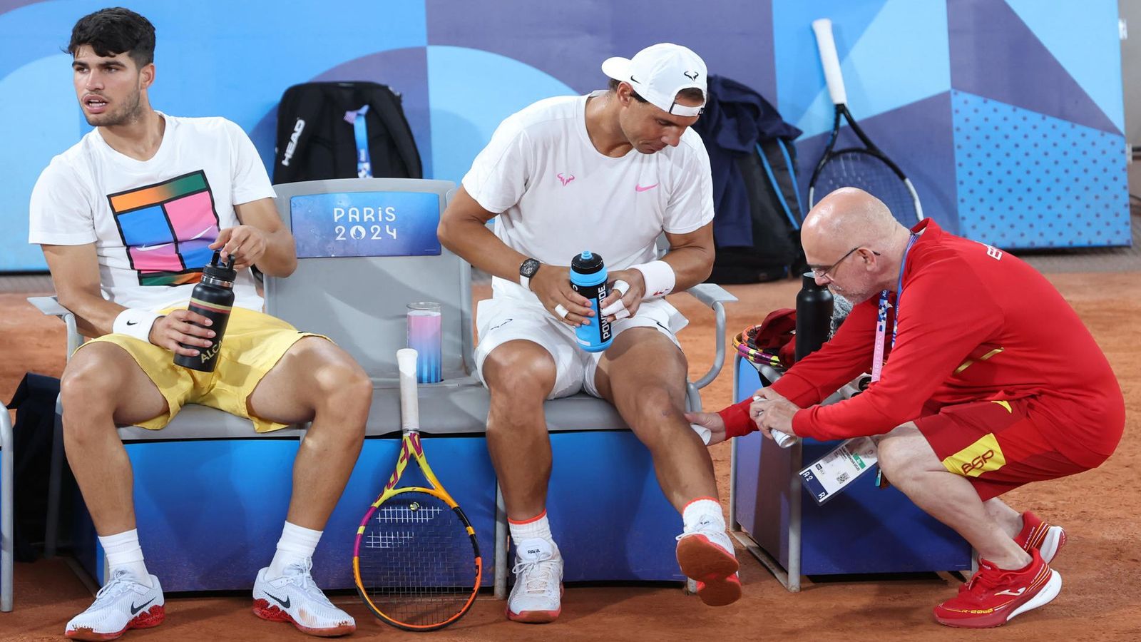 Nadal, vendado en el muslo derecho, prepara el dobles y duda en el individual