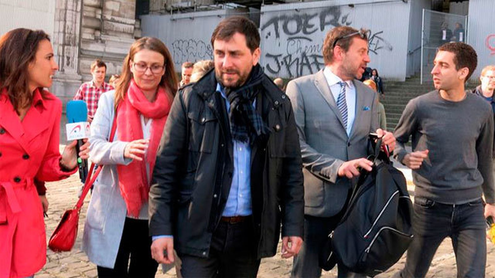 Los ex consellers en Bélgica Meritxell Serret  y Toni Comín (en el centro)