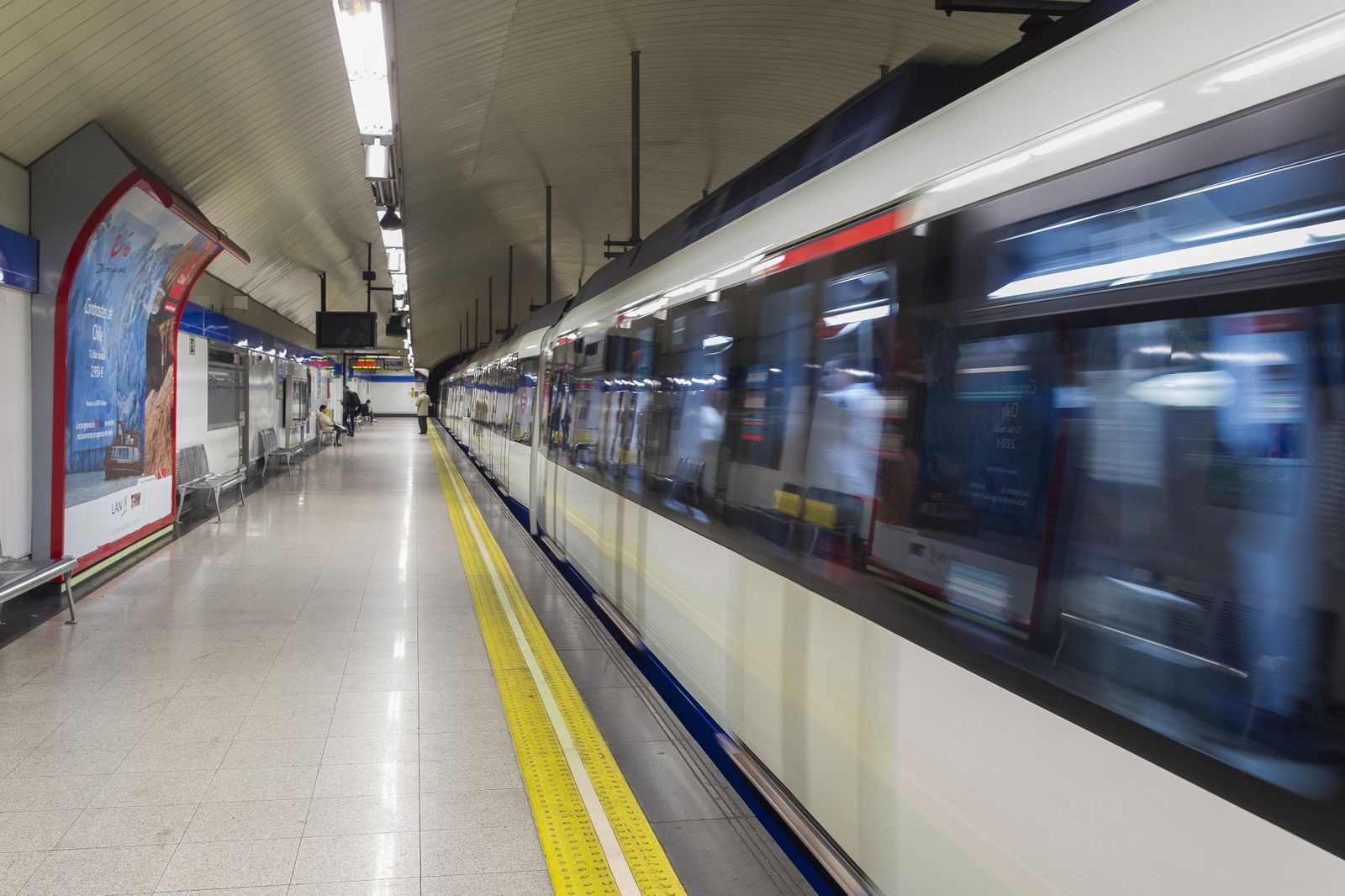 Tren partiendo de la estación de Nuevos Ministerios