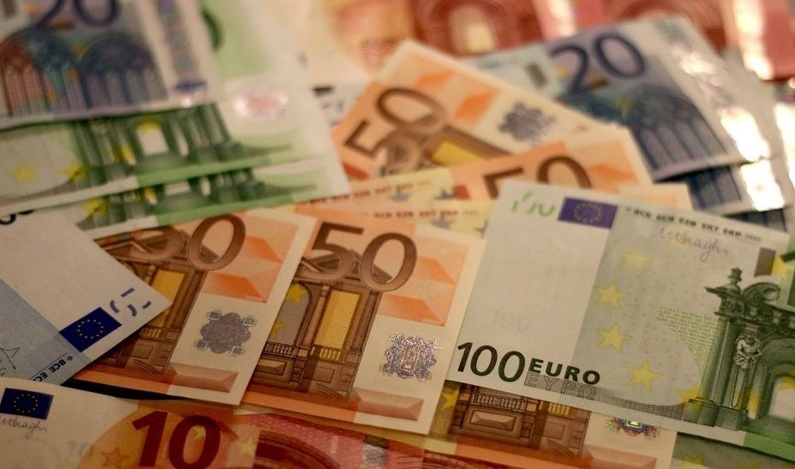 Visiones contrapuestas sobre la bajada de impuestos entre patronal y sindicatos