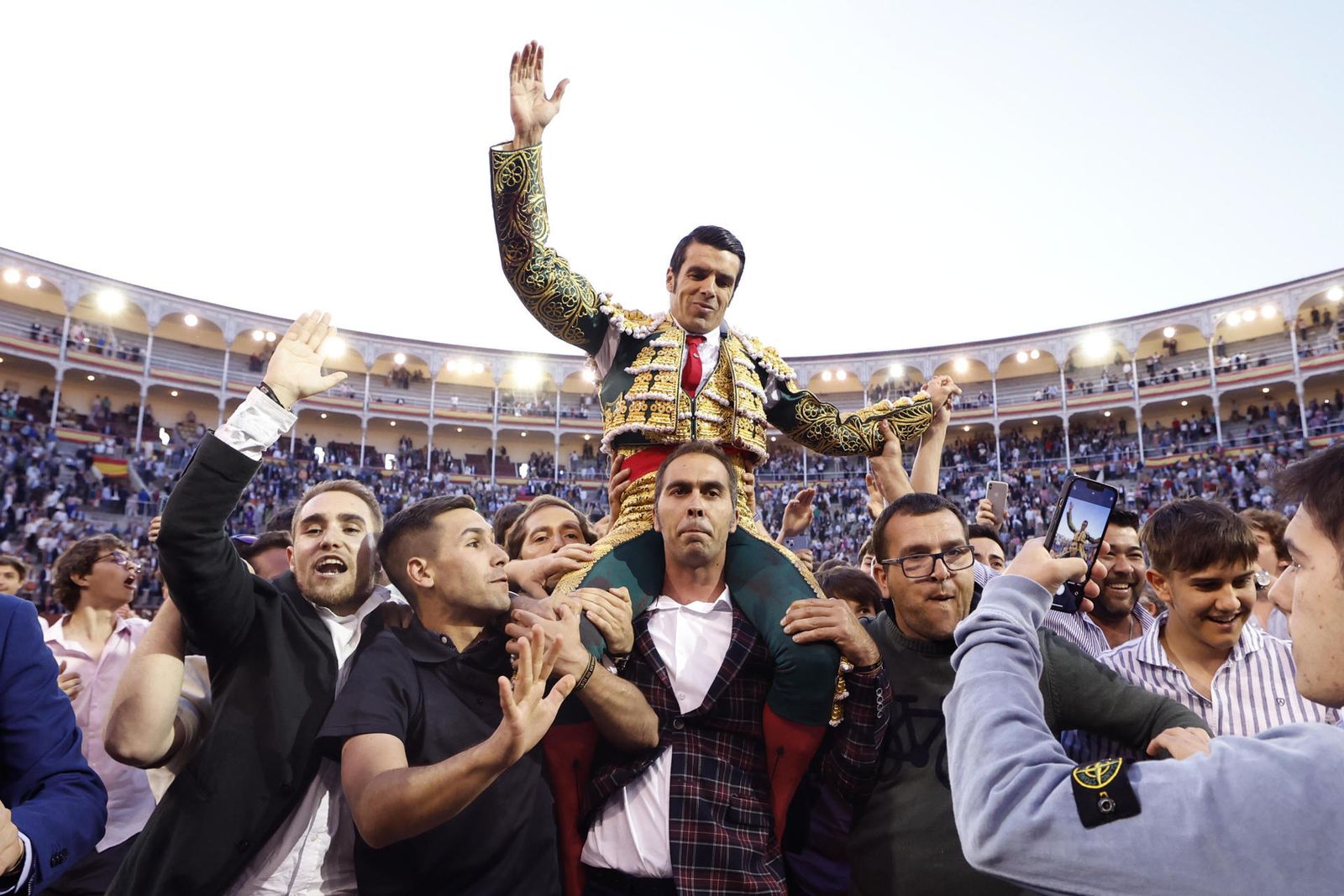 El diestro Emilio de Justo sale a hombros por la puerta grande tras el segundo festejo de la Feria de San Isidro, con reses de Garcigrande, este jueves en la Monumental de Las Ventas, en Madrid