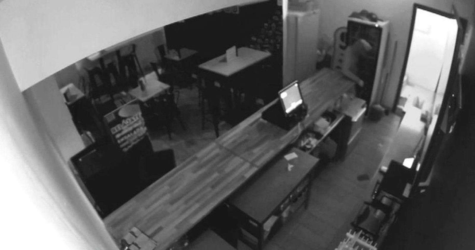 Roban una hamburguesería en el barrio del Pilar usando el método del 'alcantarillazo'