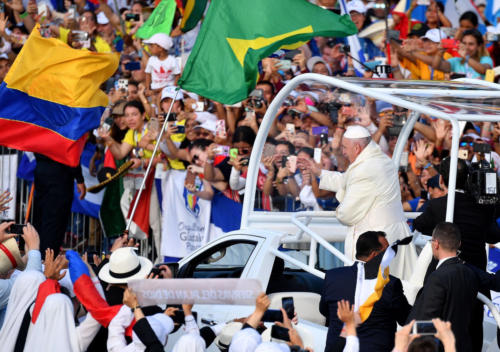 El Papa clama contra la cultura de la "división" y se entrega a los jóvenes