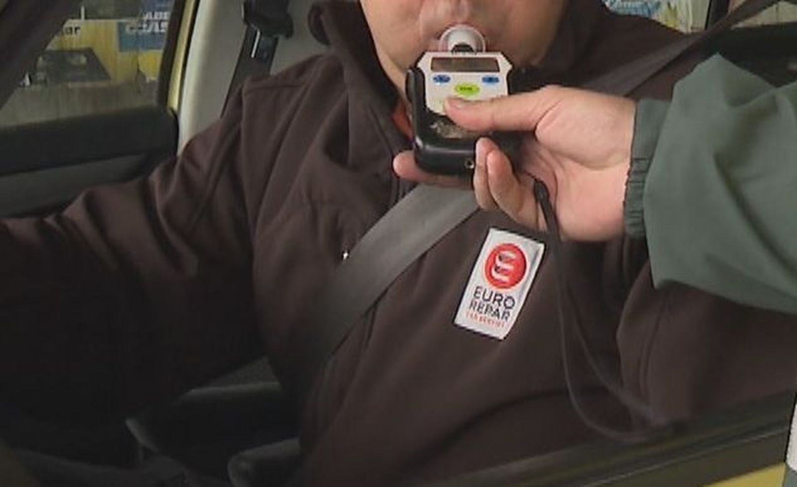 Un conductor realiza un control de alcohol