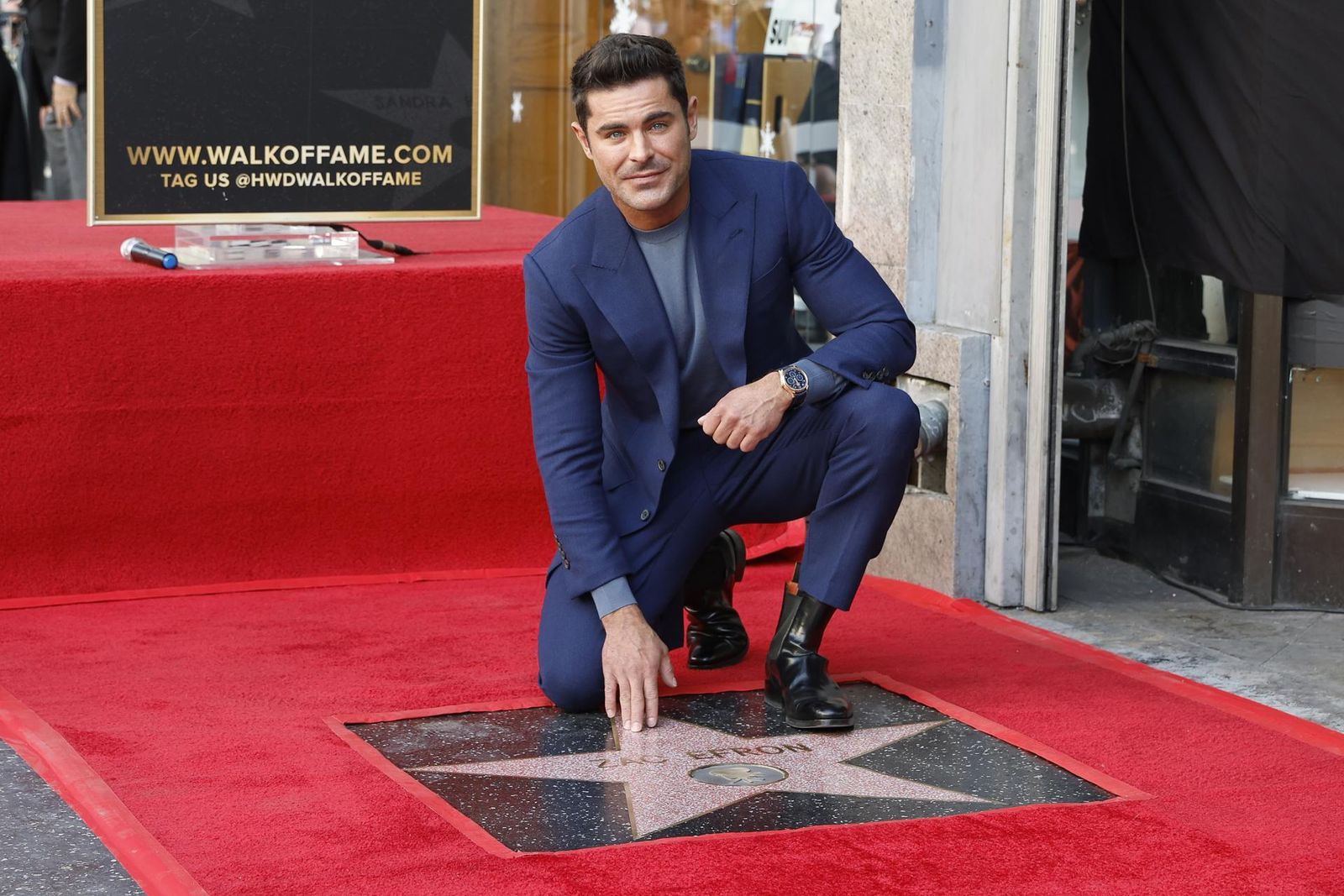 Zac Efron descubre su estrella en el Paseo de la Fama de Hollywood