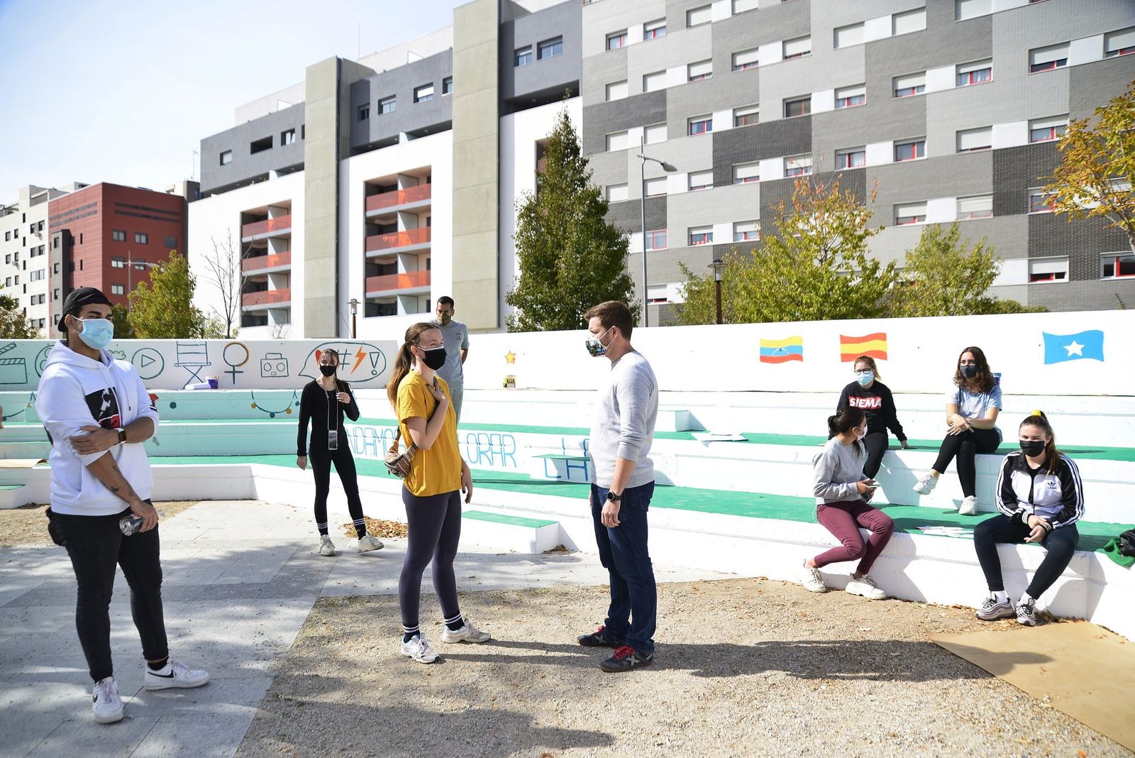 Las gradas de la Plaza del Viento lucen ya nueva imagen con mural renovado