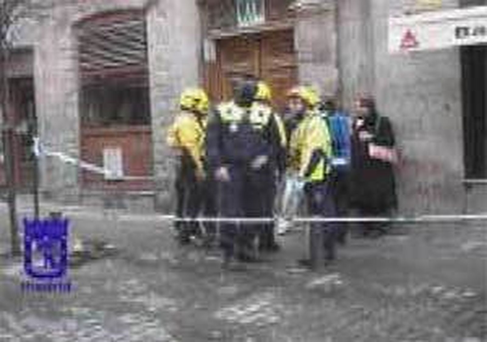 Dos intoxicados leves por humo en un aparatoso incendio en un piso cercano a la Gran Vía