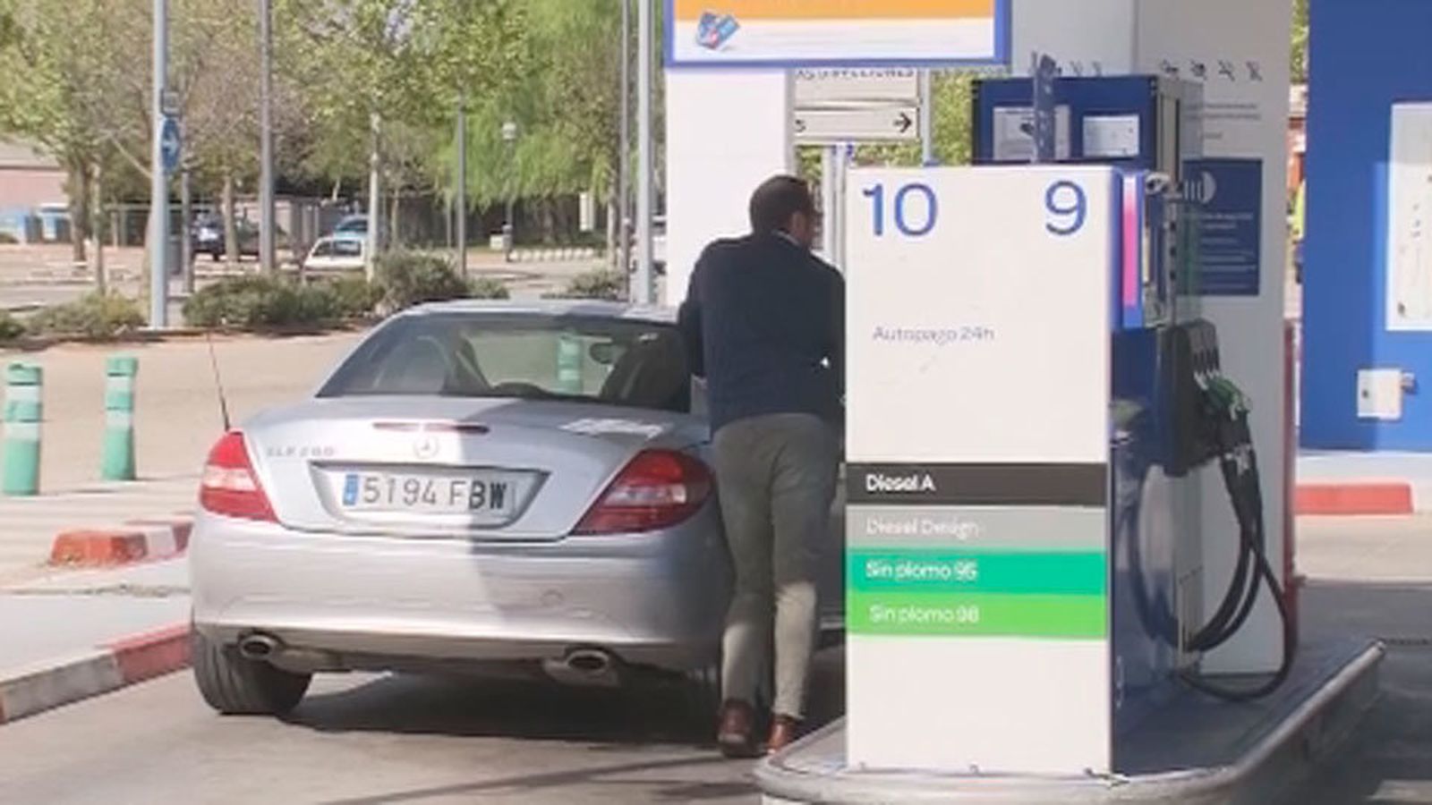 Un conductor reposta combustible