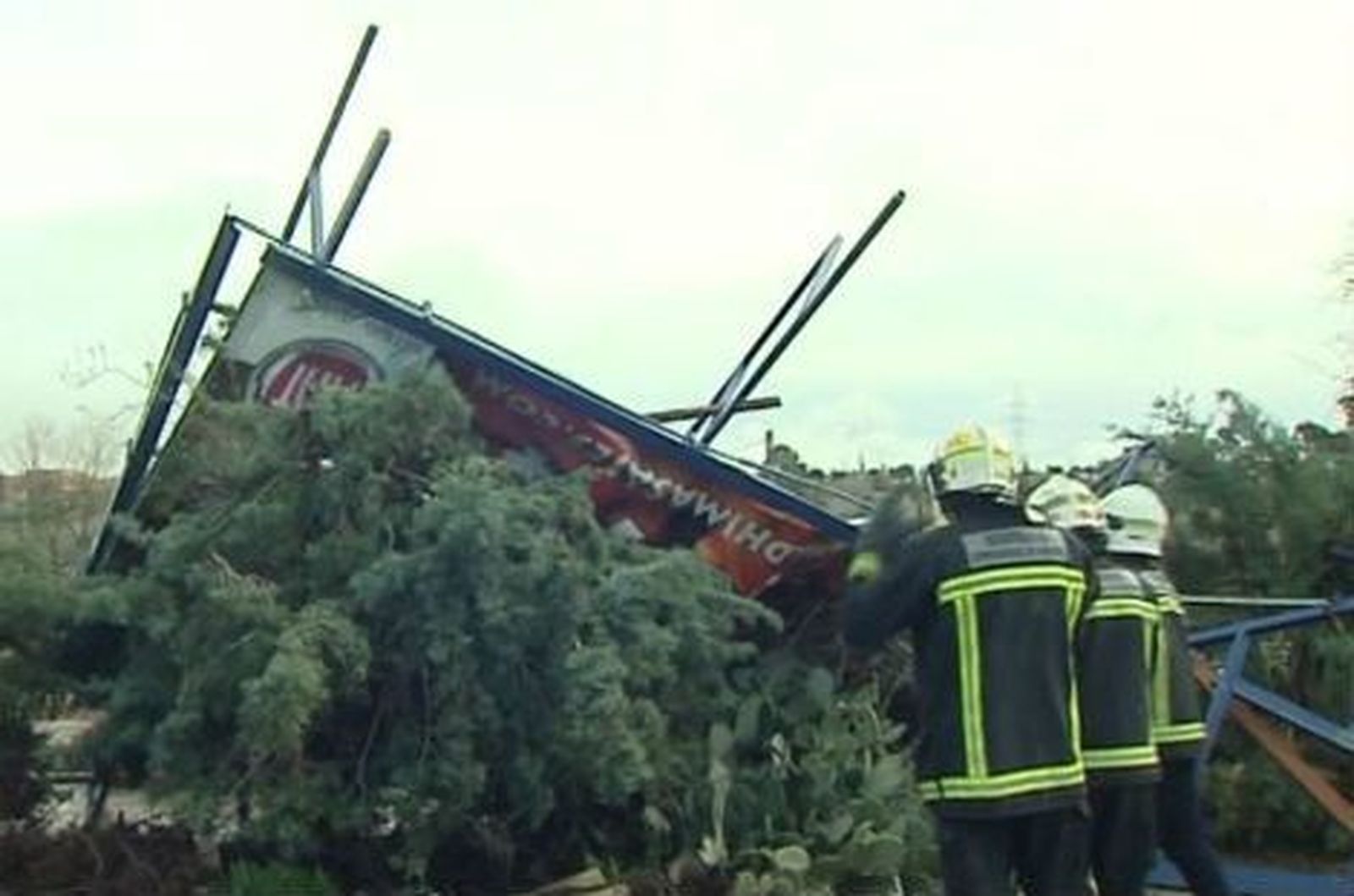 Los Bomberos realizan más de un centenar de intervenciones a causa del viento