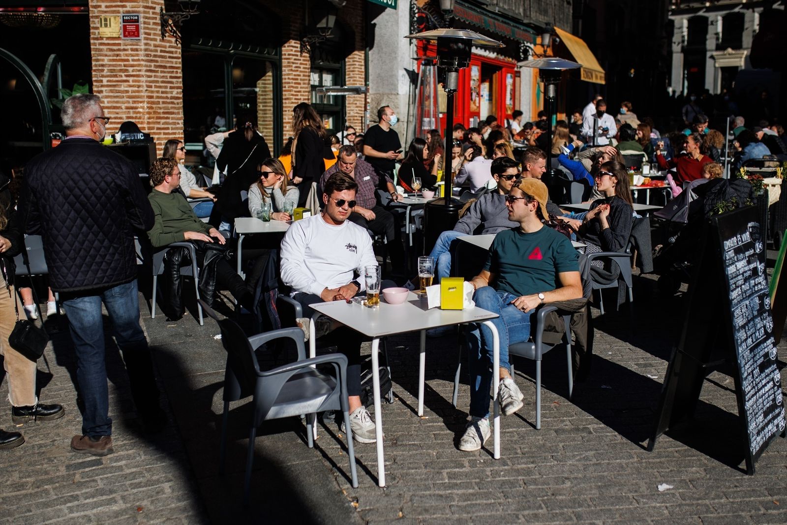 Personas en una terraza del centro de Madrid