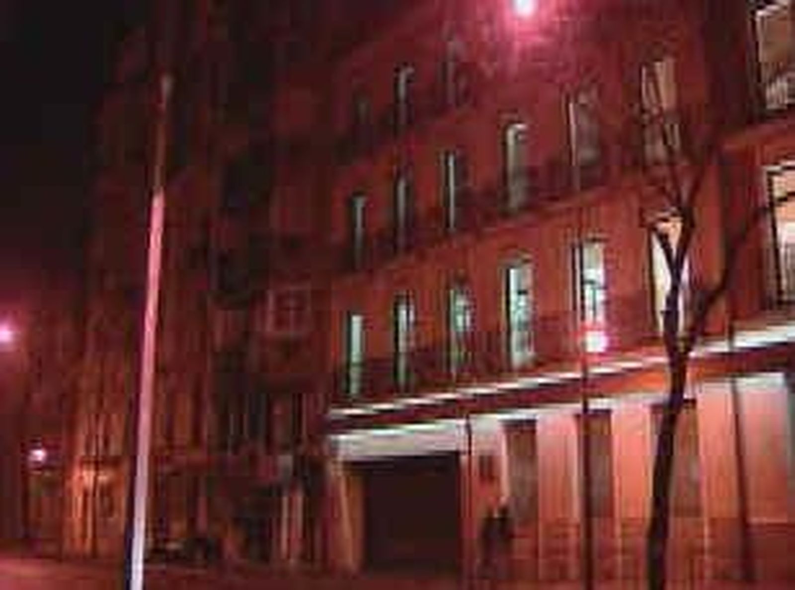 Luces encendidas a altas horas de la madrugada en  la sede socialista en la calle Ferraz