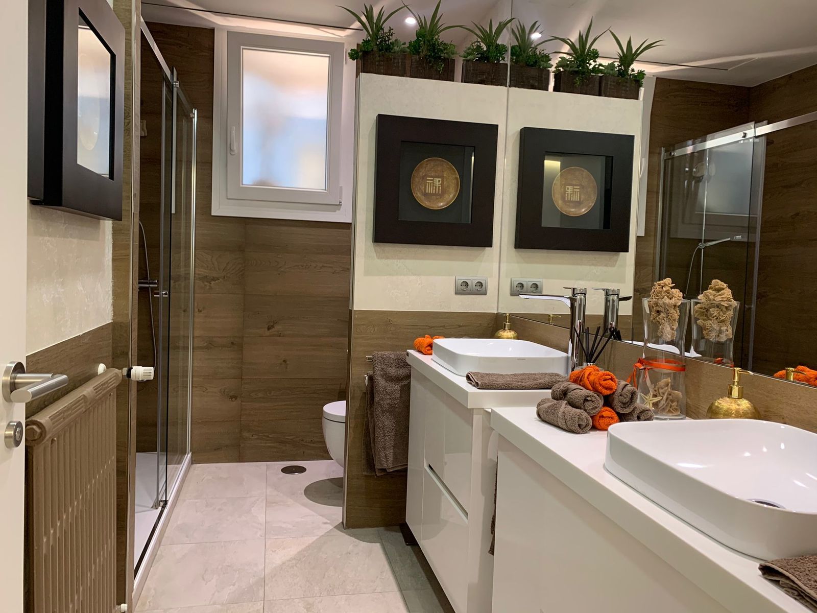 El cuarto de baño tiene dos lavabos.