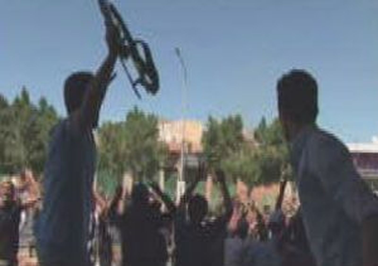 Bani Walid puede rendirse en horas entre confusión sobre paradero de Gadafi