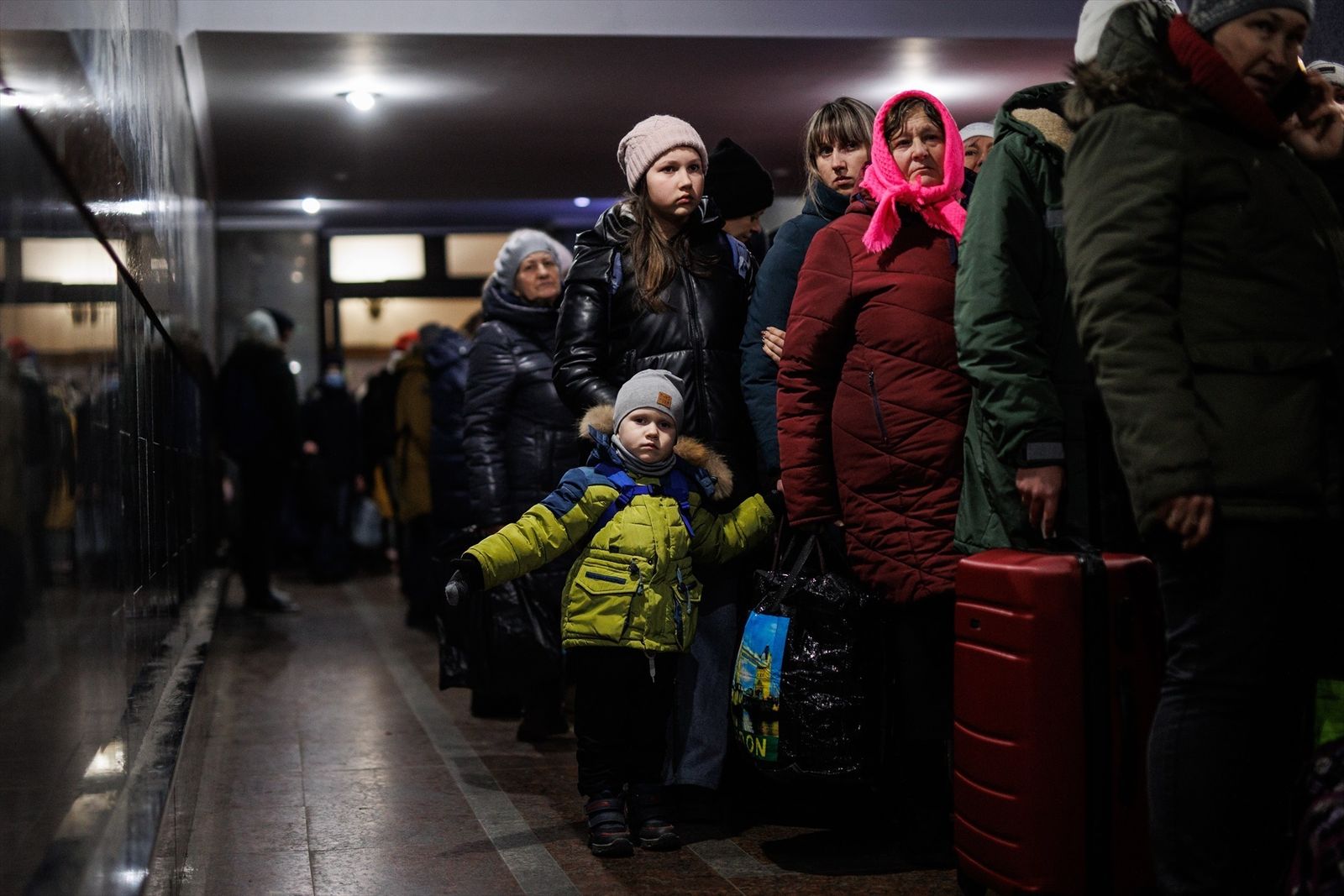 Un grupo de personas evacuadas por los combates