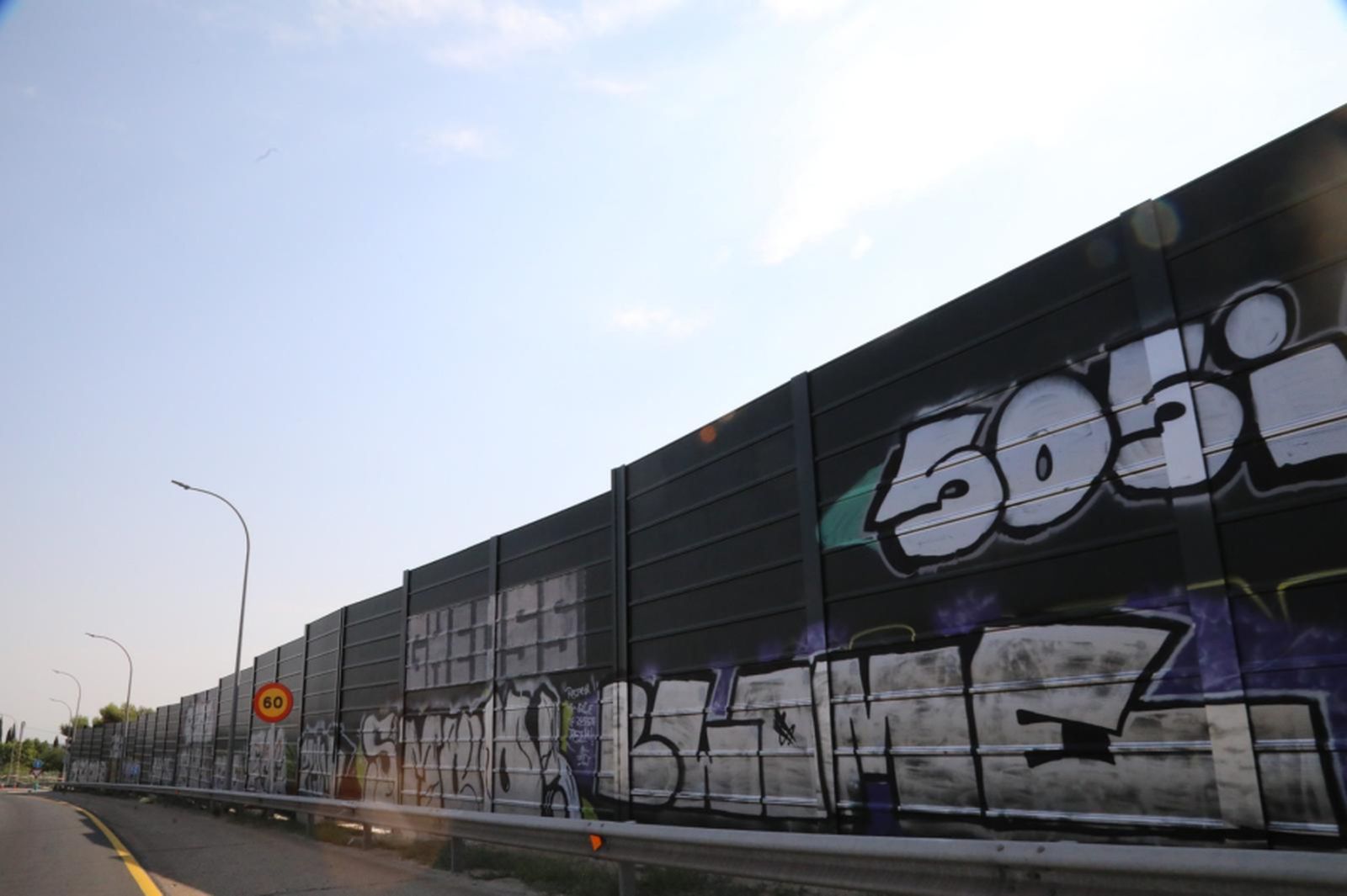 Pintadas en la A-1