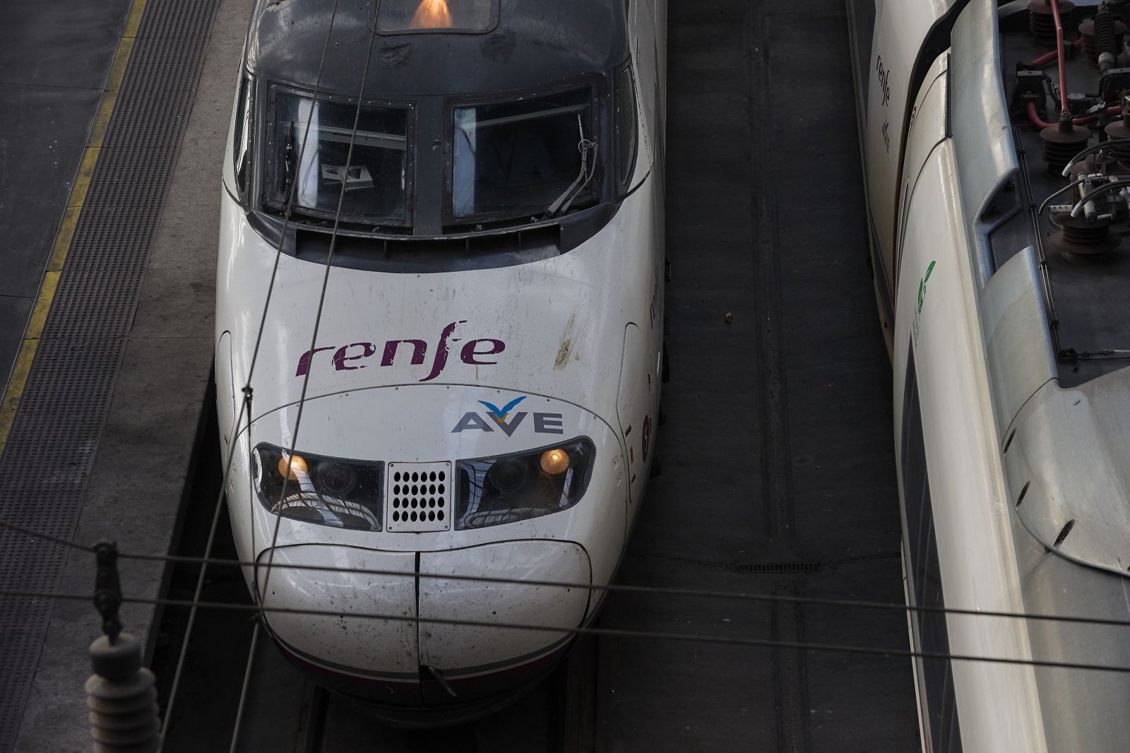 Tren de AVE esperando en la estación