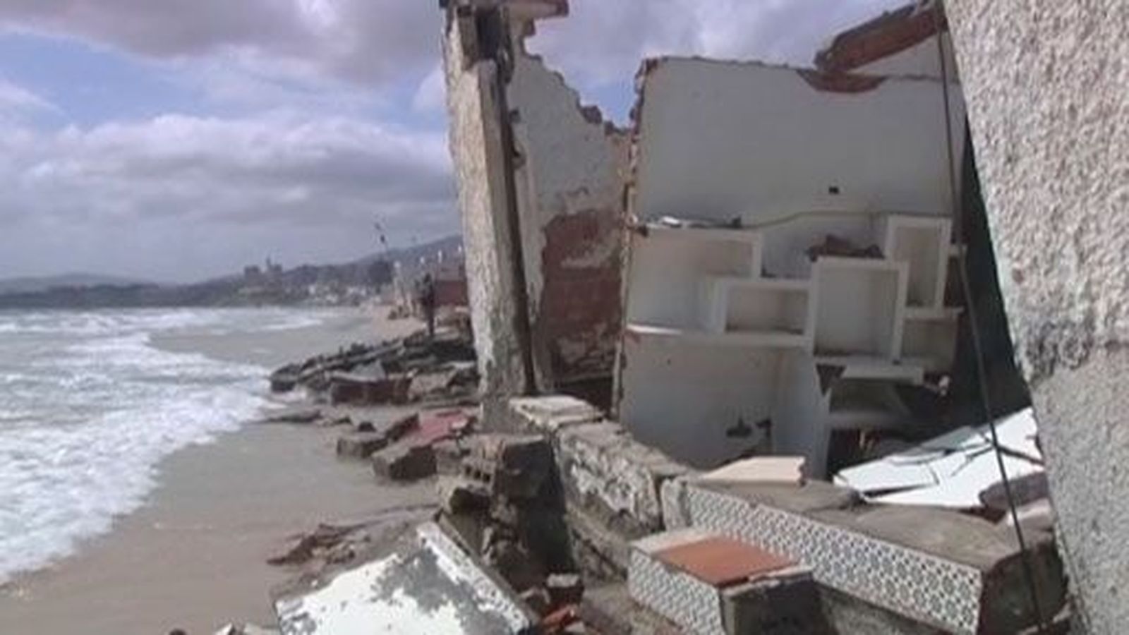 El temporal de viento causa estragos en Motril, Tarifa y Málaga y destruye los chiringuitos