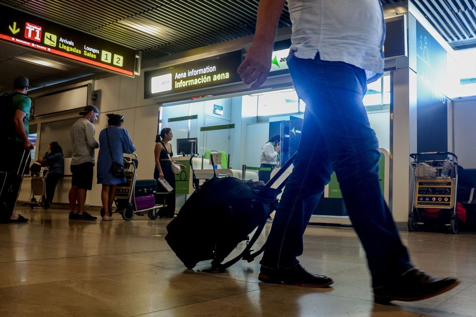 Un hombre con una maleta en el aeropuerto Adolfo Suárez-Madrid Barajas