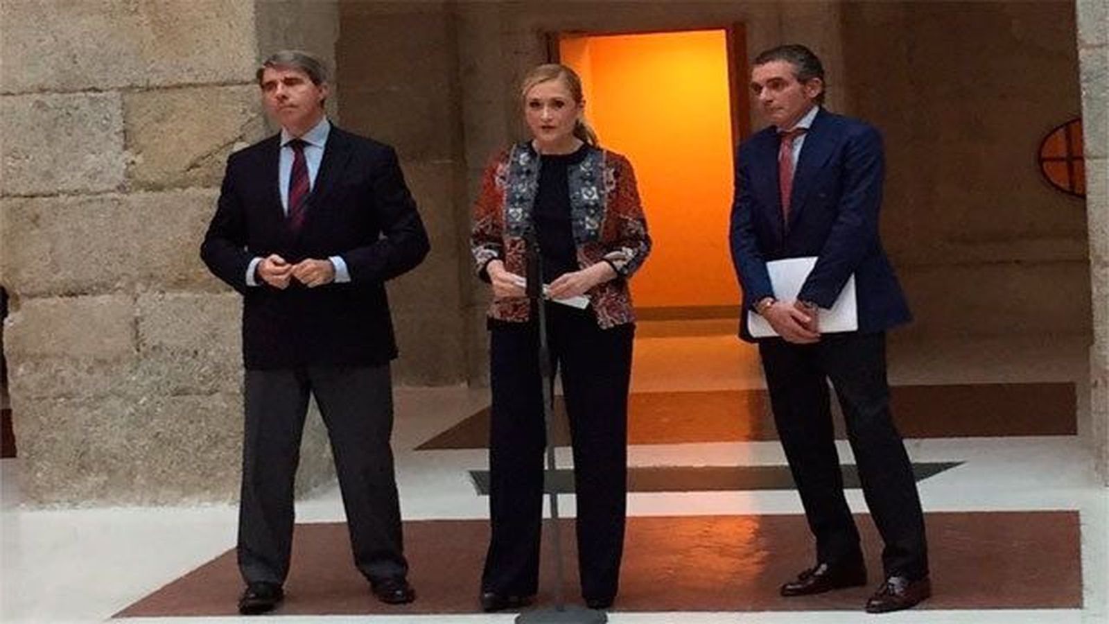 Cifuentes cierra un pacto con los funcionarios sobre subida salarial, extra y días libres
