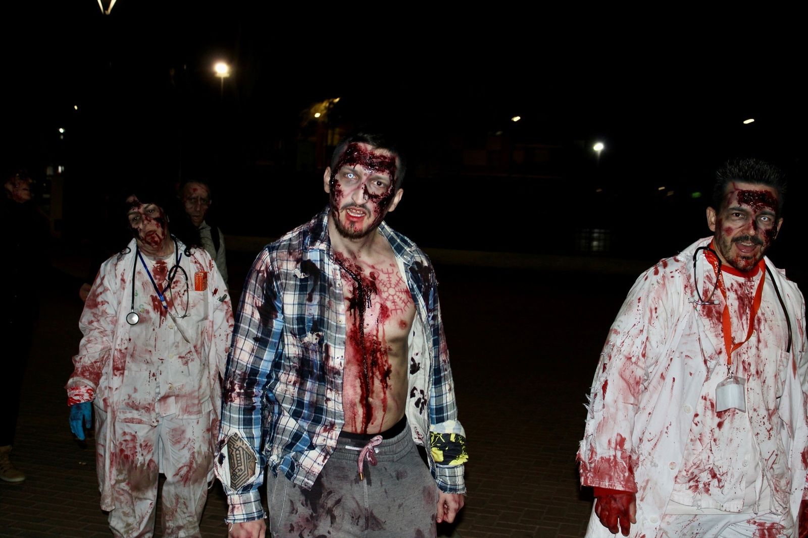 Imagen de archivo de personas disfrazadas de zombies