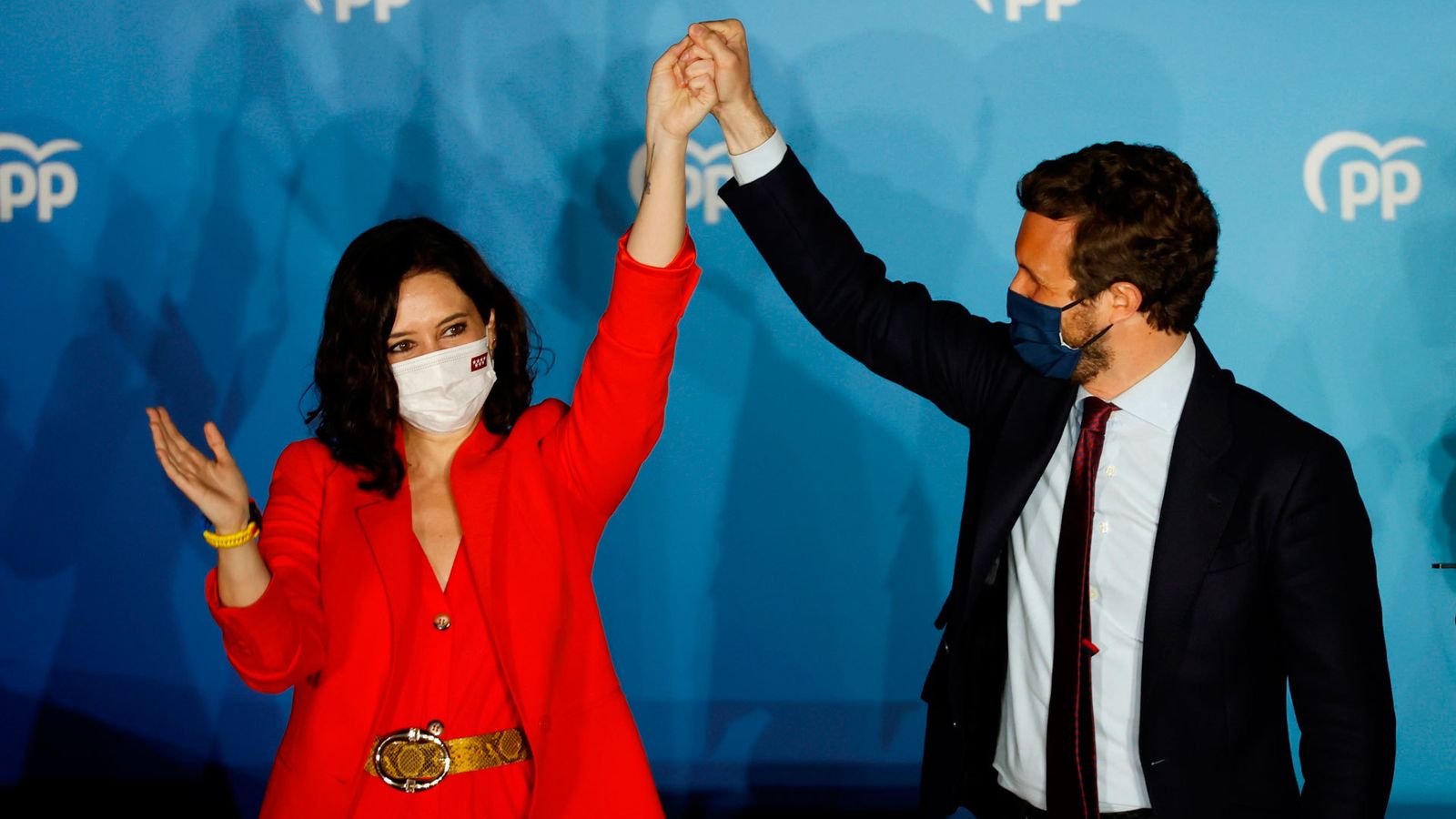 Isabel Díaz Ayuso y Pablo Casado salen al balcón de la calle Génova para celebrar la vitoria del PP en las elecciones autonómicas