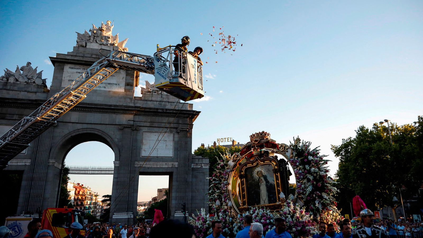 Bomberos de Madrid participan en la procesión de La Paloma
