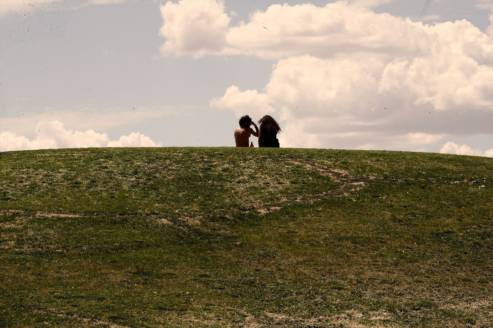 Una pareja de jóvenes disfruta de un soleado día