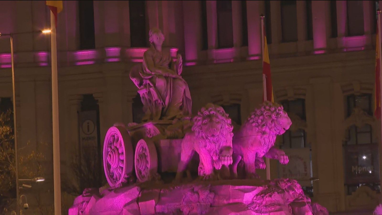 Cibeles iluminada de rojo por el cumpleaños del rey Felipe VI