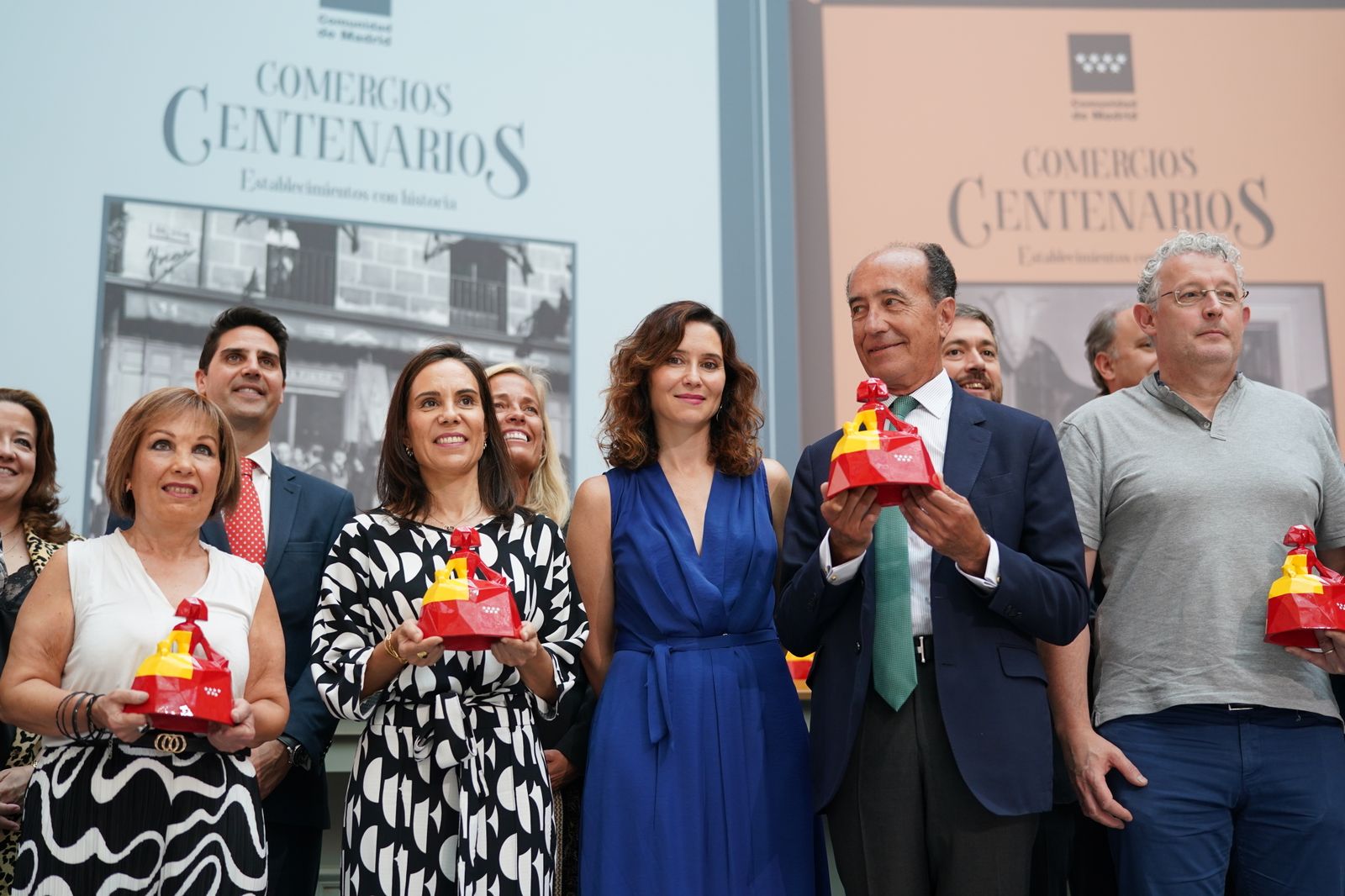 Homenaje a comercios centenarios