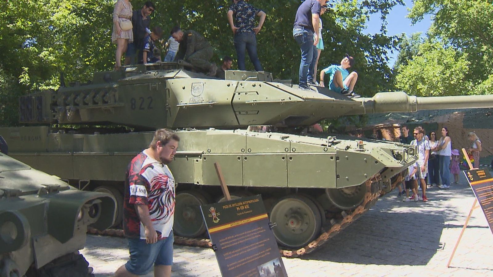 Carros de combate y artillería antiaérea toman Madrid Río