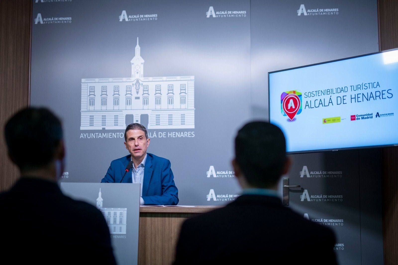 El alcalde de Alcalá, Javier Rodríguez Palacios, presenta el nuevo servicio AlcaláWIFI